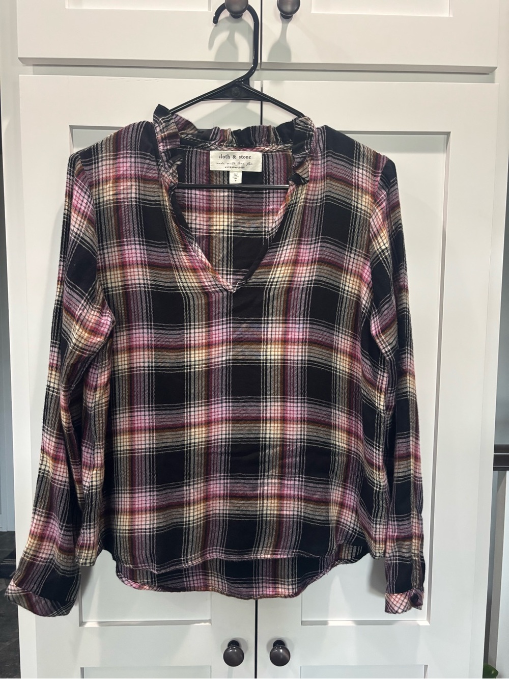 Anthropologie Cloth & Stone Black Pink Plaid V-Neck Blouse XS R9410-028-30‎